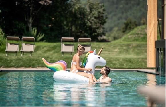 outdoor-pool-couple