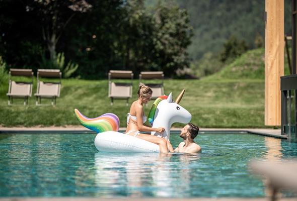 outdoor-pool-couple