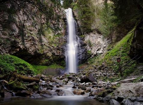 der-obervintler-wasserfall-faellt-in-staeubenden-spruengen-43-m-in-die-tiefe-jpg