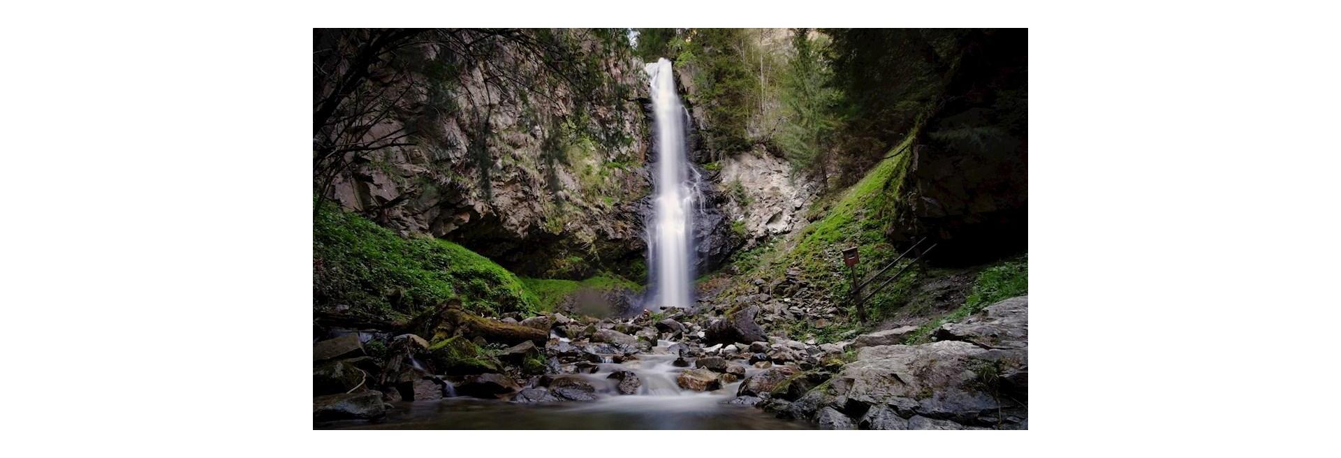 der-obervintler-wasserfall-faellt-in-staeubenden-spruengen-43-m-in-die-tiefe-jpg